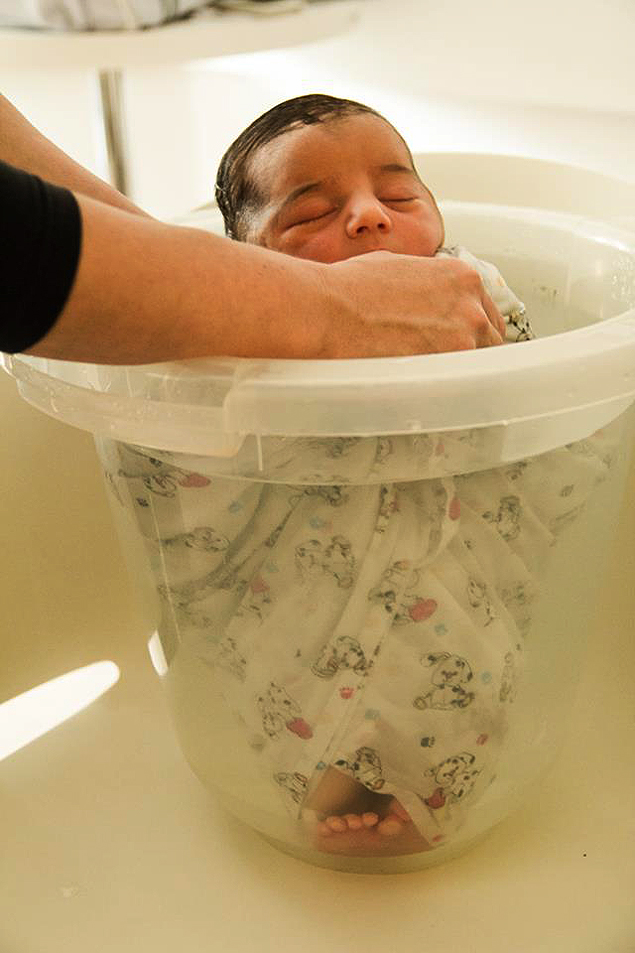 erros ao dar banho de hortela no bebe