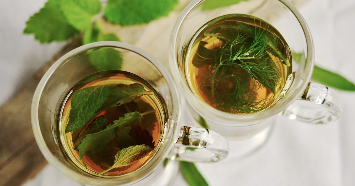 chá de hortelã para cólica